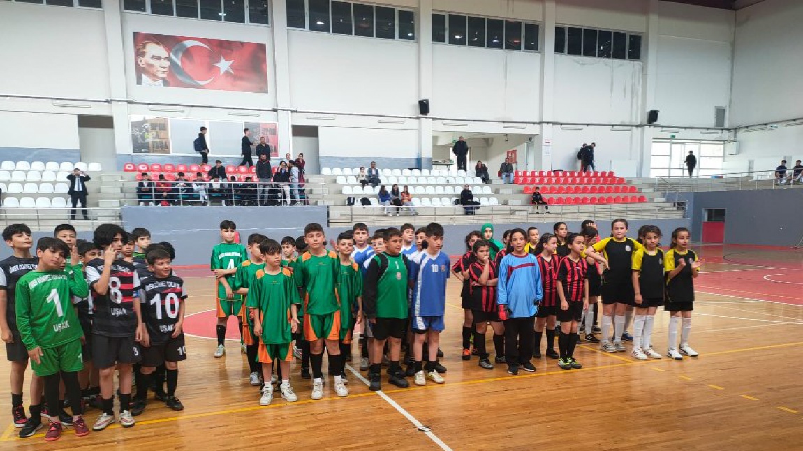 Okullar arası futsal turnuvasında küçük erkek takımımız il üçüncüsü, küçük kız takımımız il şampiyonu olmuştur.